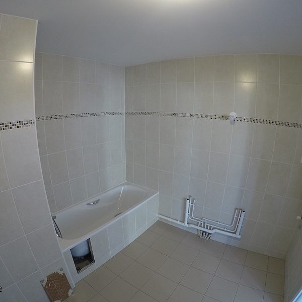 La salle de bain AVANT notre intervention !