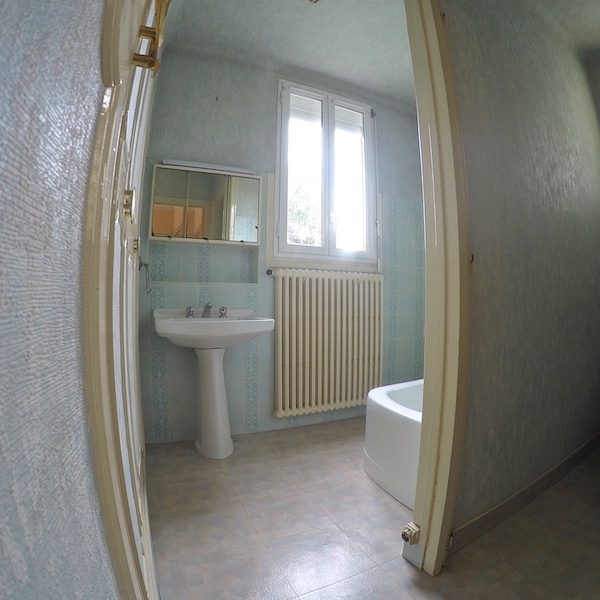 La salle de bain AVANT notre intervention !