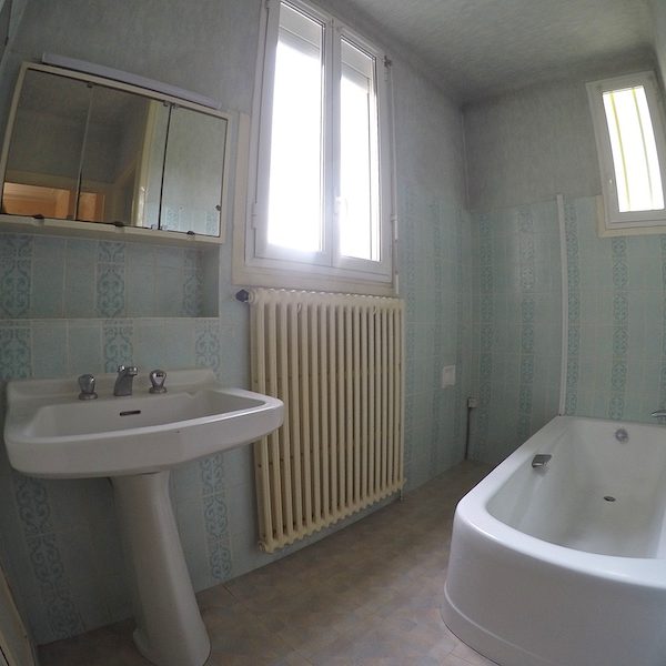 La salle de bain AVANT notre intervention !