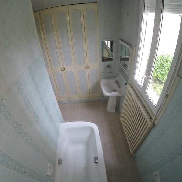 La salle de bain AVANT notre intervention !