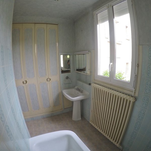 La salle de bain AVANT notre intervention !