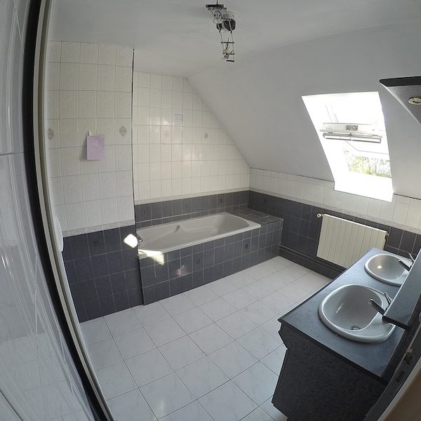 La salle de bain AVANT notre intervention !