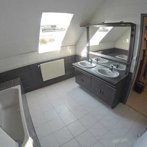 La salle de bain AVANT notre intervention !