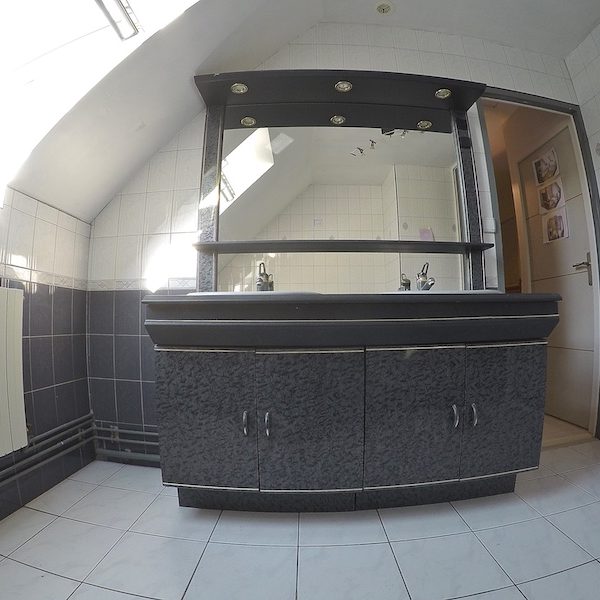 La salle de bain AVANT notre intervention !