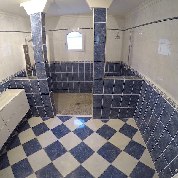 La salle de bain AVANT notre intervention