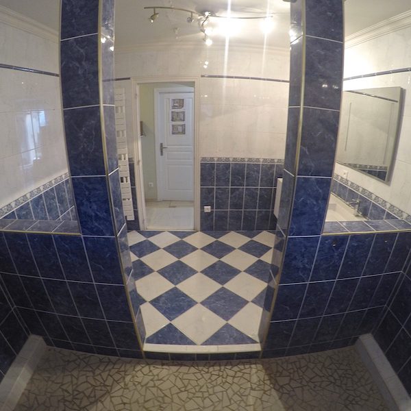 La salle de bain AVANT notre intervention