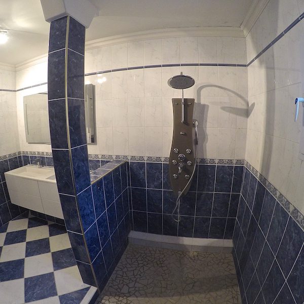 La salle de bain AVANT notre intervention