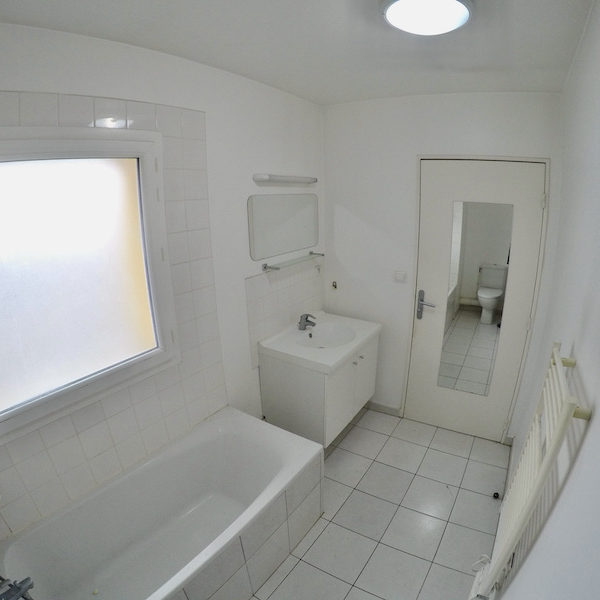 La salle de bain AVANT notre intervention !