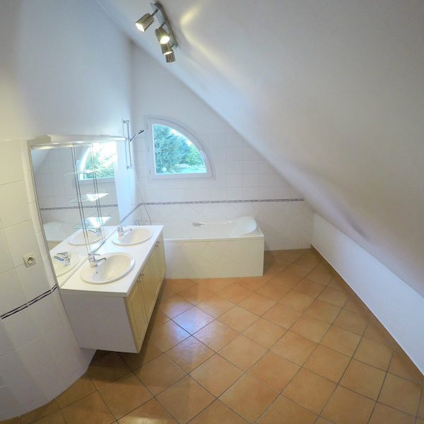 La salle de bain AVANT notre intervention ! La salle de bain AVANT notre intervention !