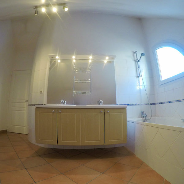 La salle de bain AVANT notre intervention ! La salle de bain AVANT notre intervention !