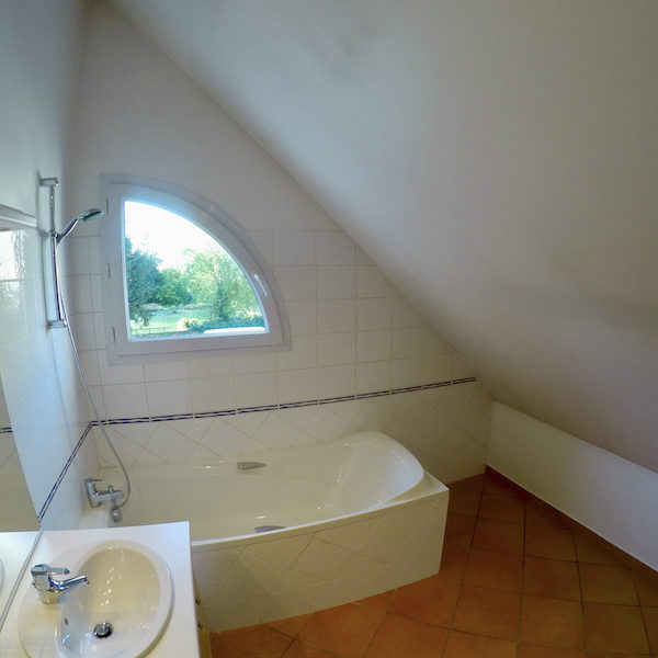 La salle de bain AVANT notre intervention ! La salle de bain AVANT notre intervention !