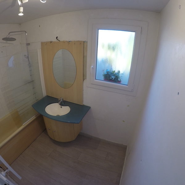 La salle de bain AVANT notre intervention ! La salle de bain AVANT notre intervention !