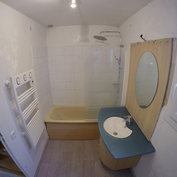 La salle de bain AVANT notre intervention ! La salle de bain AVANT notre intervention !