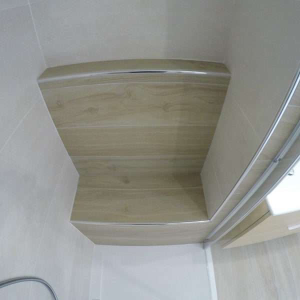 Banc de repos dans l’espace de douche ! Banc de repos dans l'espace de douche !