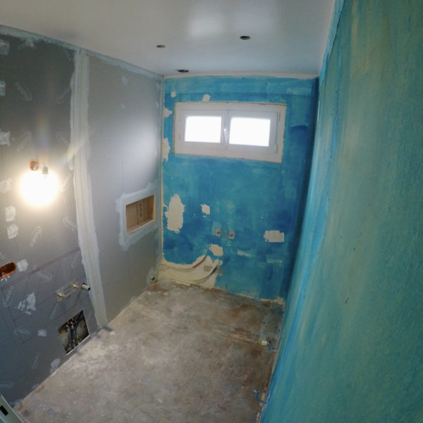 La salle de bain détruite et refaite (brute)