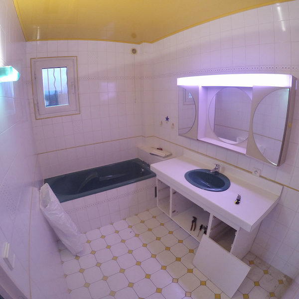 La salle de bain AVANT notre intervention ! La salle de bain AVANT notre intervention !