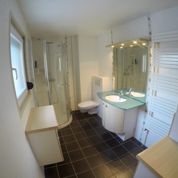 La salle de bain AVANT notre intervention !