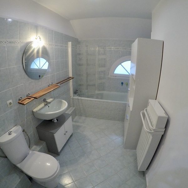 La salle de bain AVANT notre intervention !