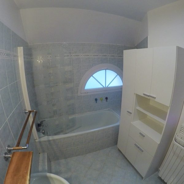 La salle de bain AVANT notre intervention !