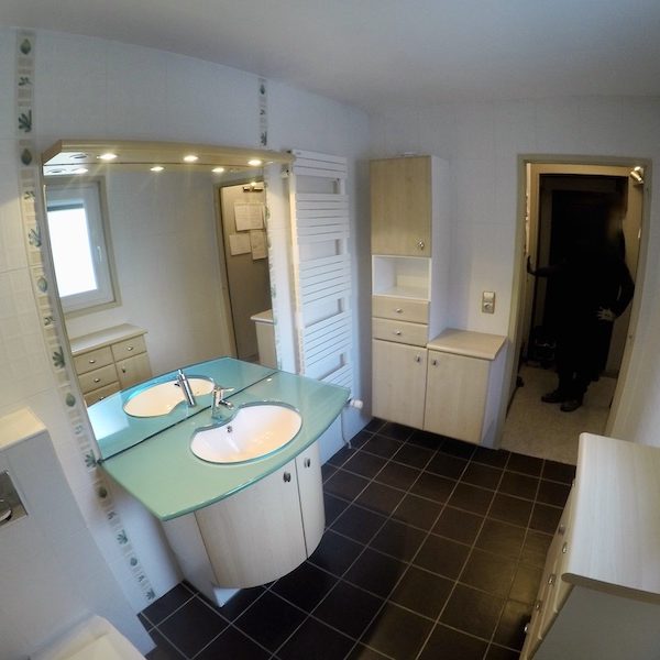 La salle de bain AVANT notre intervention !