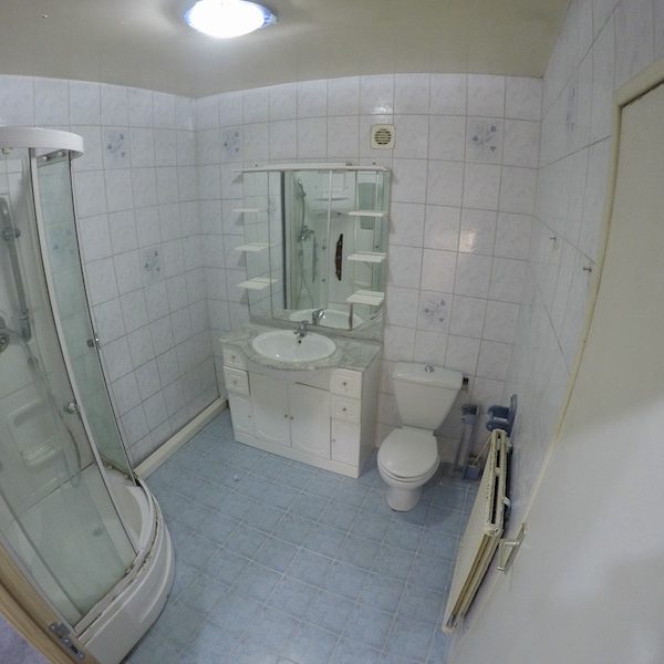 01 La salle de bain AVANT notre intervention ! 01 La salle de bain AVANT notre intervention !