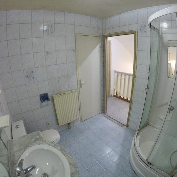 05 La salle de bain AVANT notre intervention ! 05 La salle de bain AVANT notre intervention !