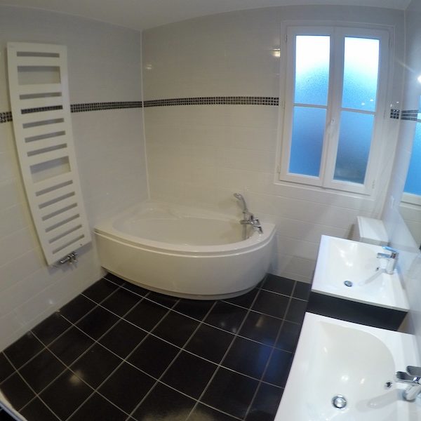 La salle de bain AVANT notre intervention ! La salle de bain AVANT notre intervention !