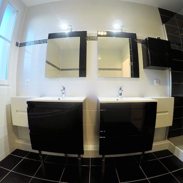 La salle de bain AVANT notre intervention ! La salle de bain AVANT notre intervention !