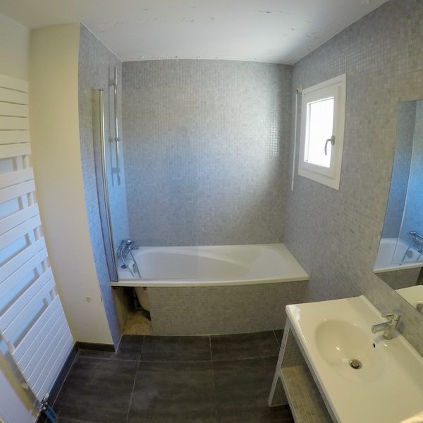 La salle de bain AVANT notre intervention !