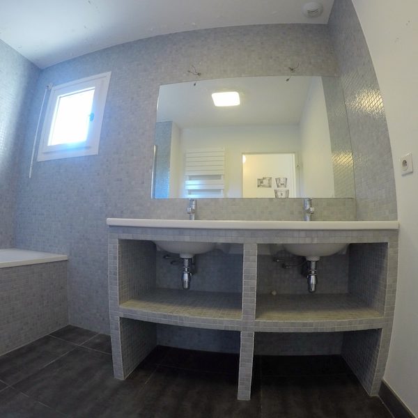 La salle de bain AVANT notre intervention !